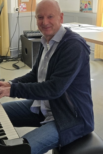 Porträt von Rhythmik-Leiter Alfred Böhm mit freundlichem Lächeln.