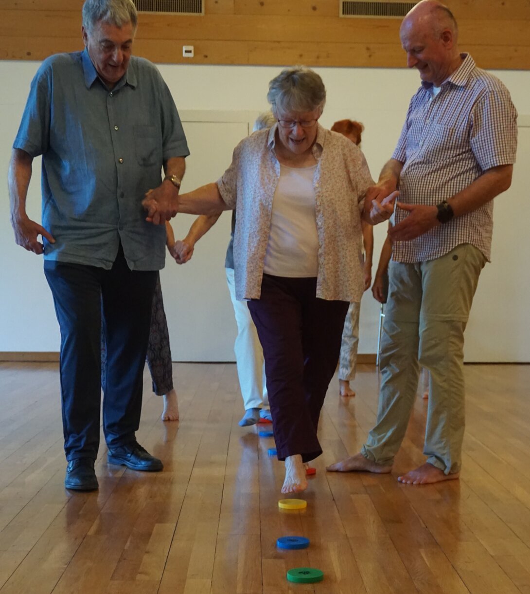 Ältere Frau geht mit sicherem Schritt durch einen Gang.